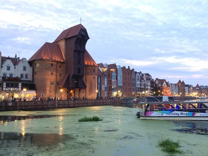 運河に向かってせり出すような建物が圧巻