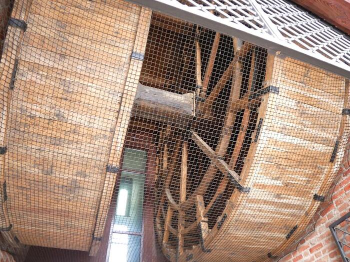 木造クレーンの巨大な車輪