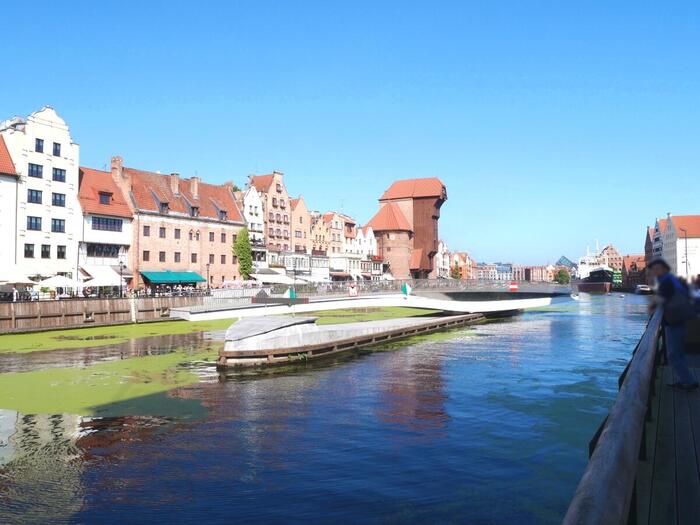 運河の手前側に旋回している白い橋