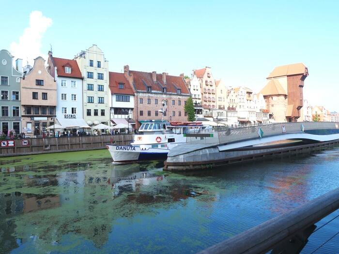 90度回転した橋の横を進む船