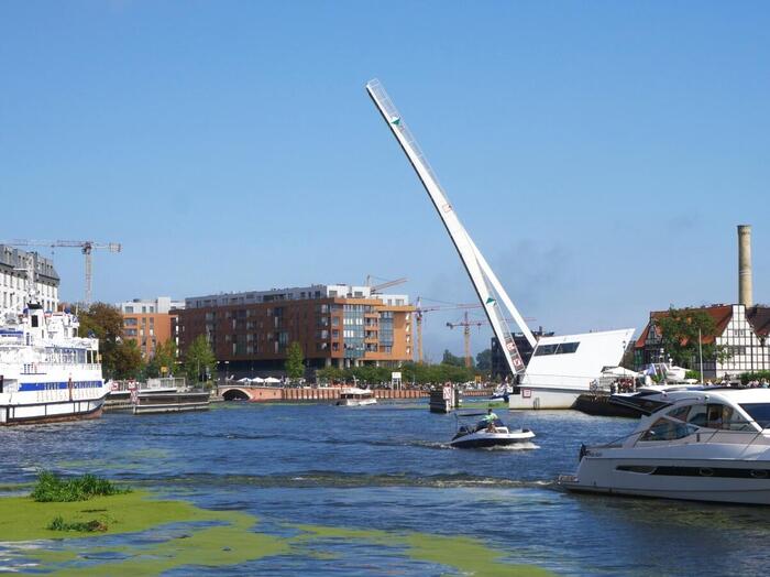 オロウィアンカ島側を支点に上がる跳ね橋