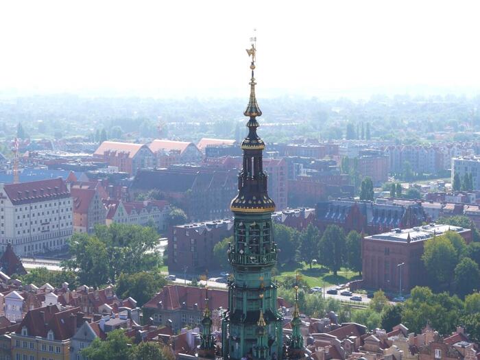 市庁舎の尖塔が目の前に迫る