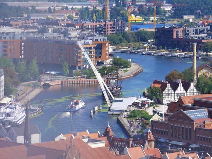 跳ね橋の下をくぐりグダンスク港へ向かう船