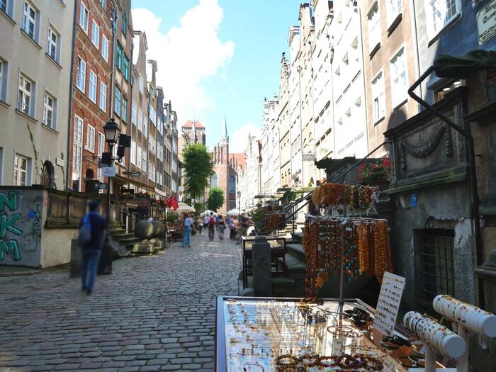 琥珀のアクセサリーのショーケースが並ぶマリアツカ通り