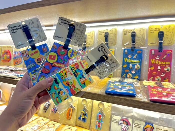 ラゲージタグは旅行する際に荷物の持ち主が分かるように、スーツケースなどに取り付けるタグ