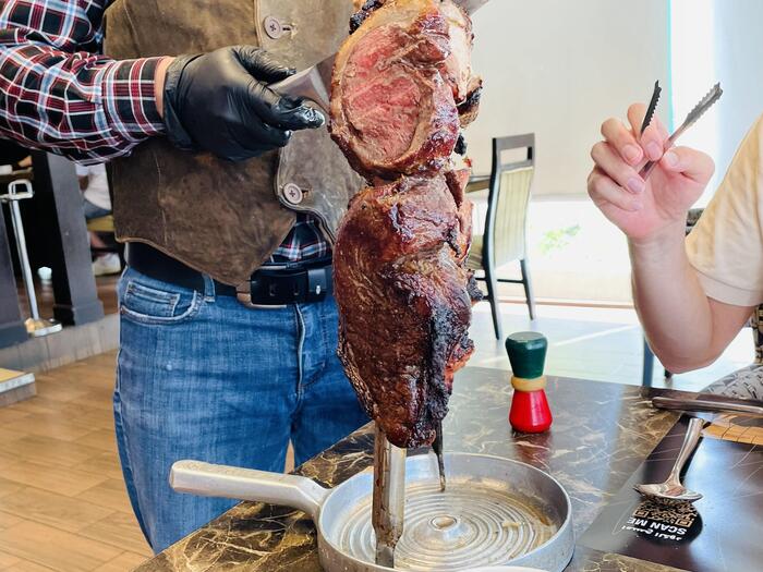 目の前でカットする様子も楽しいブラジリアンバーベキュ