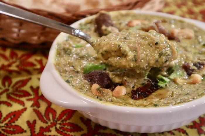 ハリッサをスプーンですくうところ