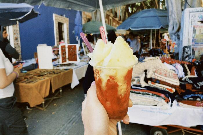 カップにチリがたっぷり塗られたシャーベット