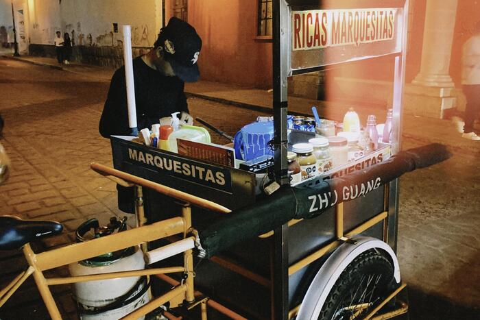 小さな屋台で販売しています