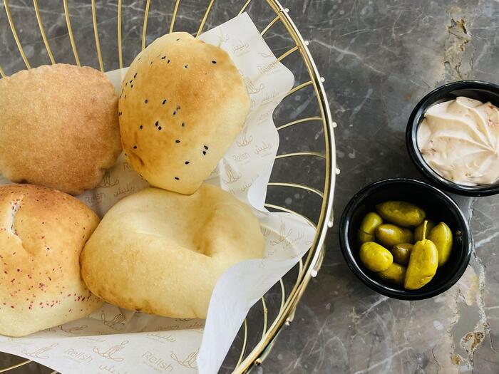 レストランの窯から出したばかりの焼きたてのパン