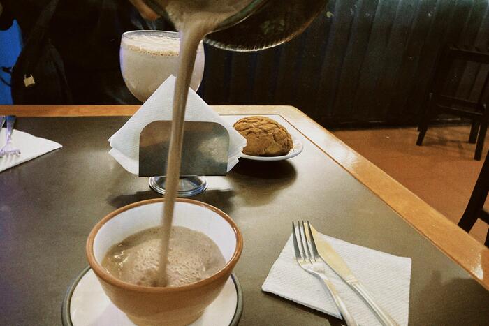 混ざったら、一気に注いでふんわりとした口当たりに