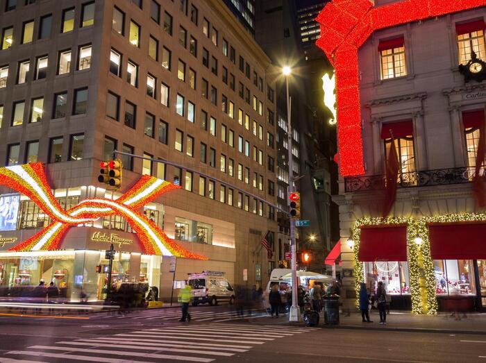 カルチェやティファニー、ディオール、フェラガモなどのハイブランド店のデコレーション