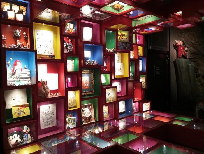 カラフルな光や狭いドールハウスの内側に入らないと見えない展示の数々