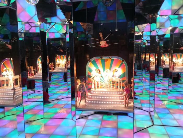 バービーたちとダンスを楽しんでいる気分になるブース