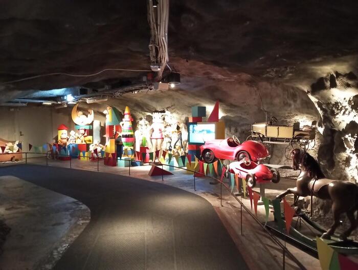 2500平方メートルのトンネルのように長細い地下空間に40,000～42,000個のおもちゃが展示