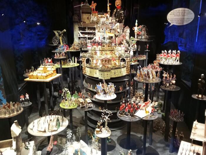 大砲や大量な兵士達に赤十字の馬車...戦時中の重々しい雰囲気が伝わってくる展示