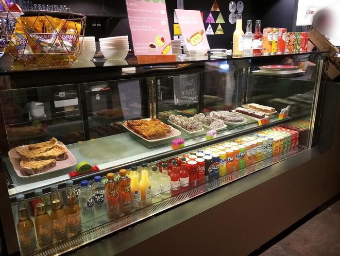 展示を全て見終わるとカフェのカウンターがある