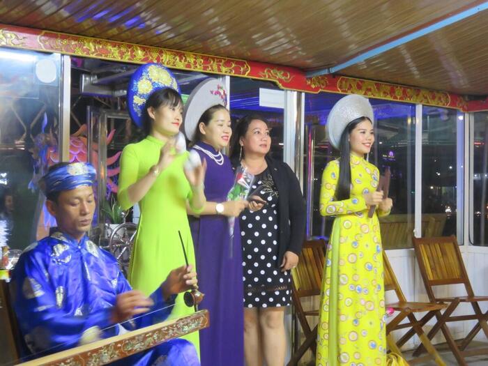 船上で民謡や伝統音楽鑑賞