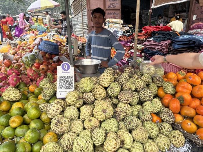 市場でも会計はQRコード決済が主流