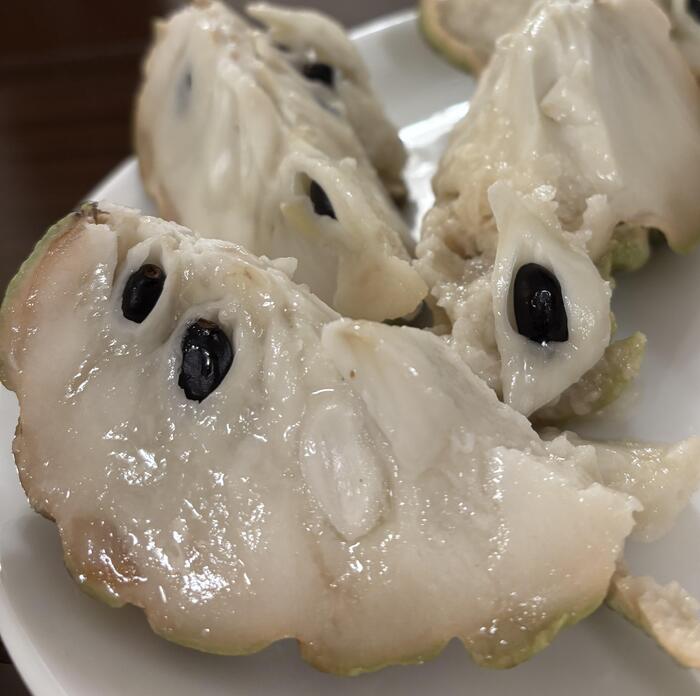 とろりと果汁滴る果肉　カスタードアップル