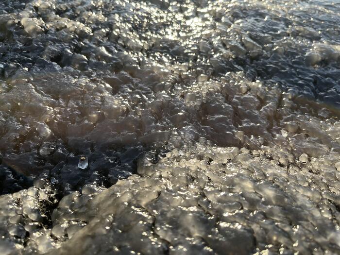 滝からの水しぶきが地面の石に凍り付いている