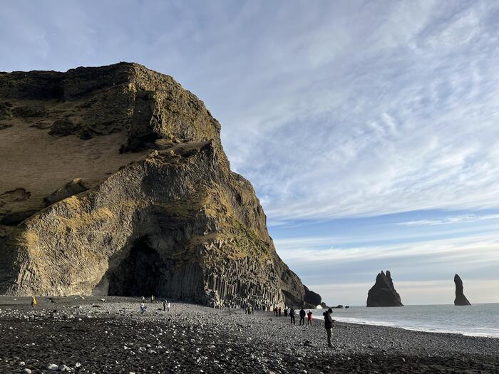黒い砂浜レイニスフィヤラ　青空の景色