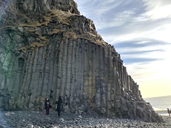 黒い砂浜レイニスフィヤラ　岸壁