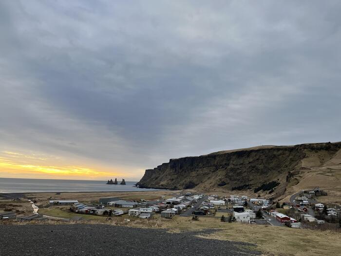 赤い教会がトレードマーク、ヴィーク(Vík)