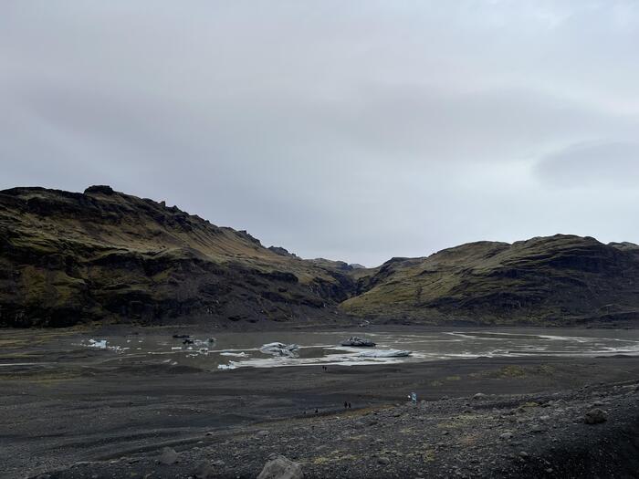 ＜少し寂しい景色ではあるが、真ん中にみえる茶色い水たまりのようなところが2007年以降に溶けてしまった氷河によってできたラグーン