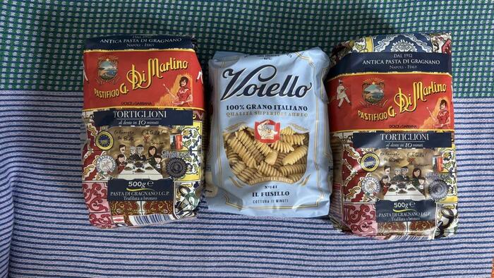 割れやすそうなショートパスタは衣類やタオルに包んでパッキングして