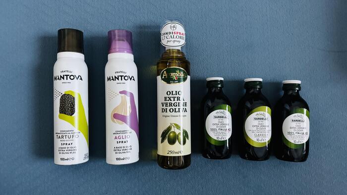 スプレータイプと100mlのミニサイズのオリーブオイル