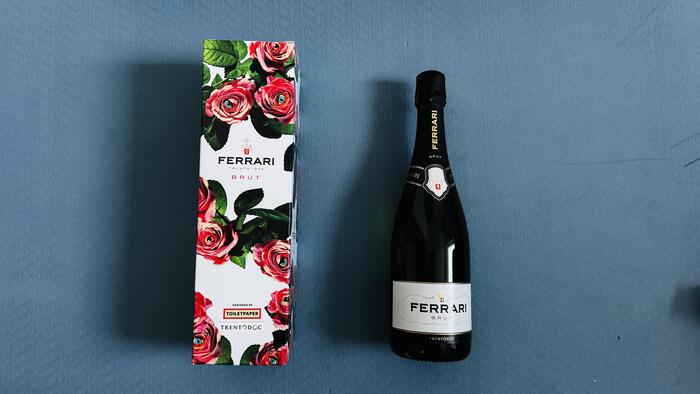 スパークリングワインの名門ブランド、Ferrari とイタリアの人気デザインTOILETPAPERとのコラボ商品