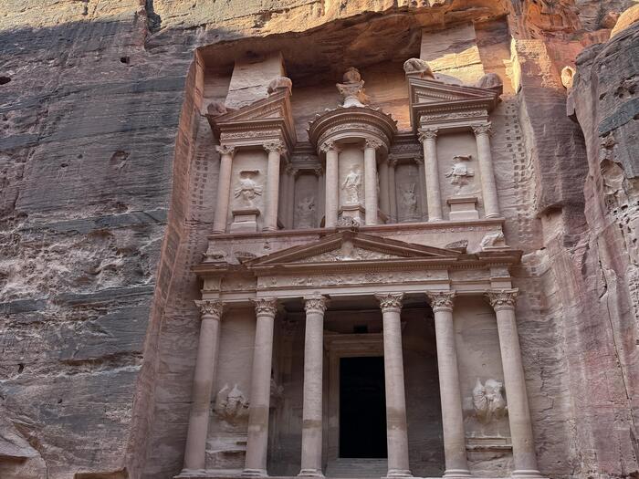 ペトラを象徴する「エル・ハズネ（宝物殿）」