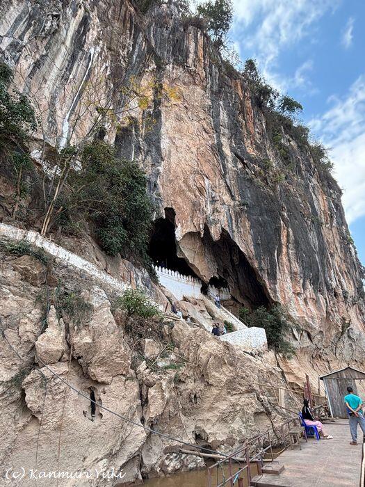 船乗り場から見上げたパクゥー洞窟