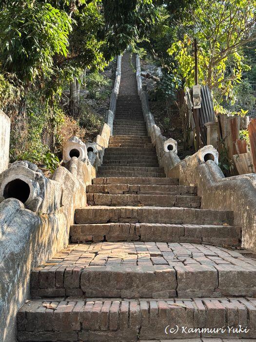 プーシーの丘への階段一部