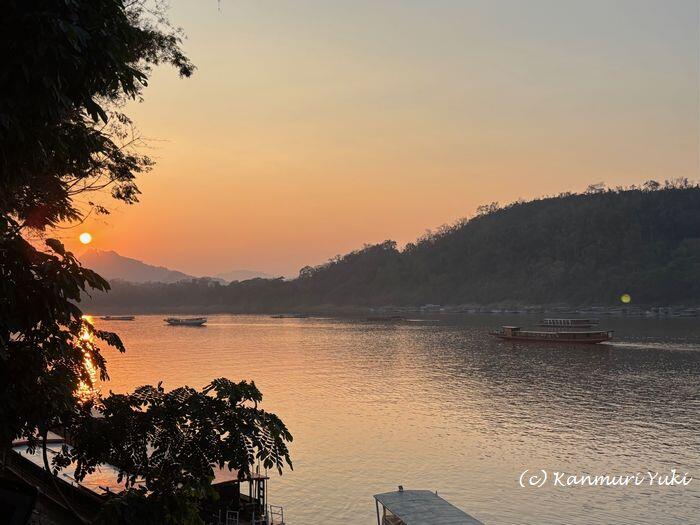 メコン川沿いのレストランからみた夕陽