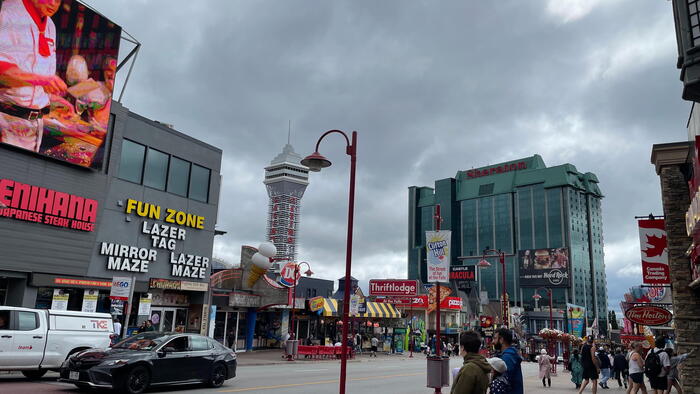 レストランやお土産屋さんが並ぶクリフトンヒル