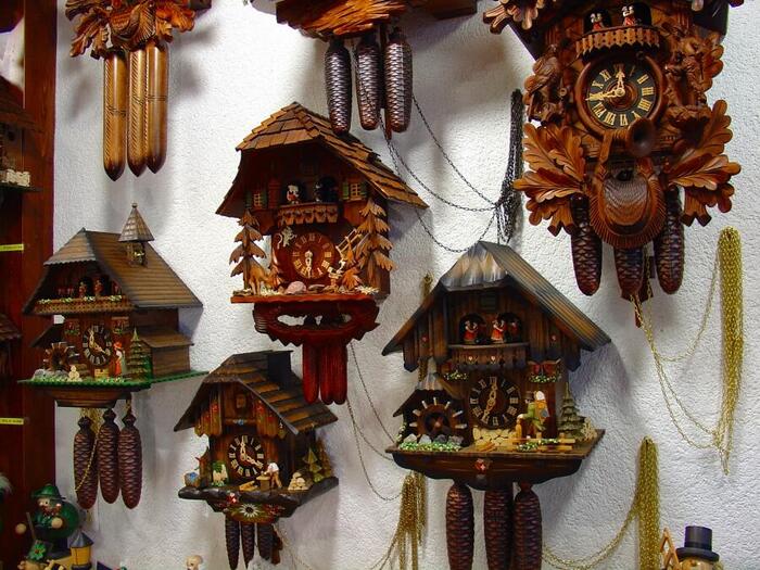 木彫りのカッコウ時計は可愛いけど、高価な上、何より持ち帰るのが大変そう＞