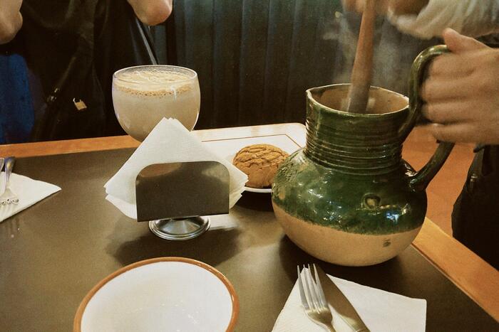 注文すると目の前でモリーニョという木の棒でくるくると攪拌してくれます