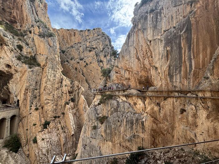 川沿いの断崖絶壁100ｍ以上の高さにある木道