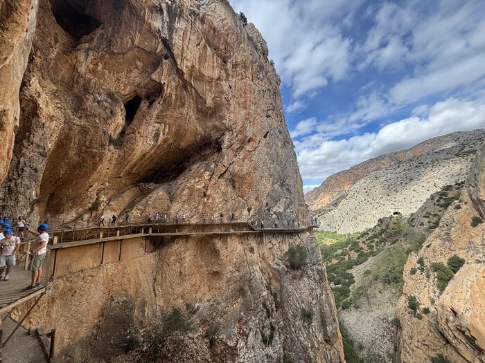 川沿いの断崖絶壁100ｍ以上の高さにある木道の全景
