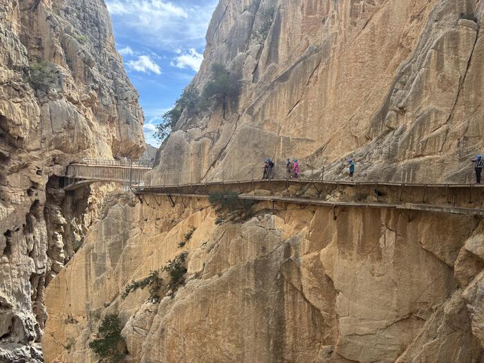 川沿いの断崖絶壁100ｍ以上の高さにある木道を歩く人々