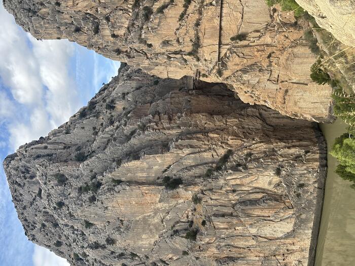 険しい崖の地形と青い空、青緑の深い水の色と絶景