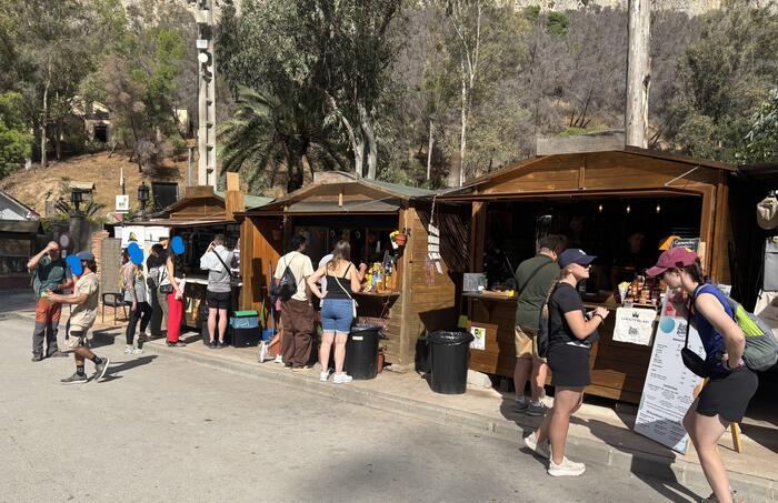 歩き終わるとゴール地点、カフェや売店が並ぶ