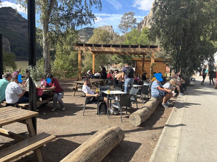 ピクニックエリアで食べている人々