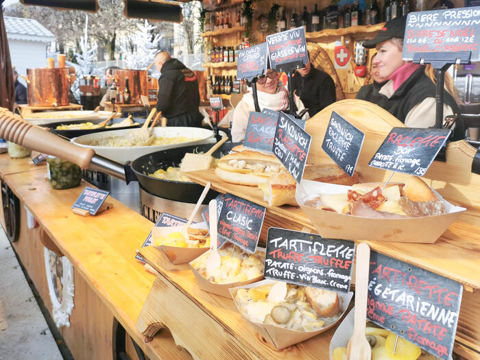 タルト・フランベ、タルティフレット、ラクレットサンドイッチなどの屋台