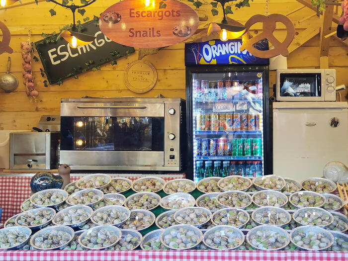 エスカルゴやカエルのもも肉の屋台