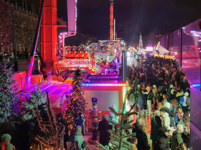 移動遊園地は電飾がギラギラ光って雰囲気がある