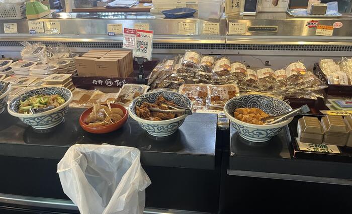 炉の字型の3面と壁側にも蒟蒻の加工品が並んでいます