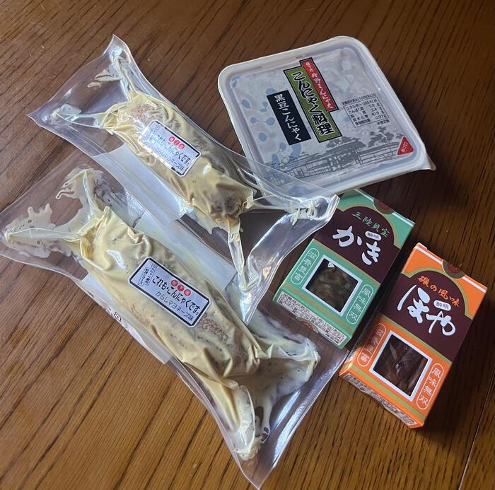 辛子マヨネーズの商品はちょっとカズノコのような食感が気に入って2個買ってしまいました。黒豆の形をした蒟蒻と黒豆の煮物も美味しい